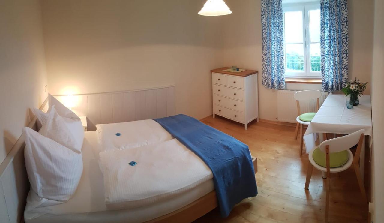 Wunderschoene Ferienwohnung Mit Seeblick Zell am Moos Exterior foto
