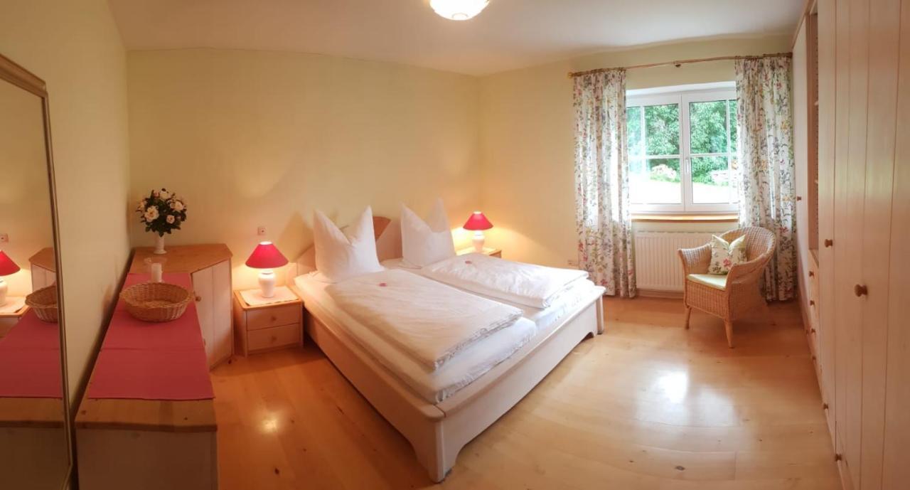 Wunderschoene Ferienwohnung Mit Seeblick Zell am Moos Exterior foto