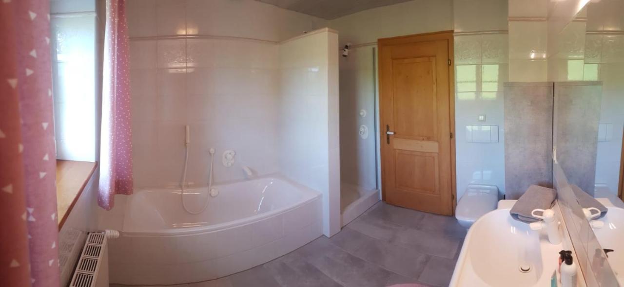 Wunderschoene Ferienwohnung Mit Seeblick Zell am Moos Exterior foto